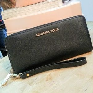 Michael Kors Jet Set Travel Large CONTINENTAL Black Leather wallet wristlet